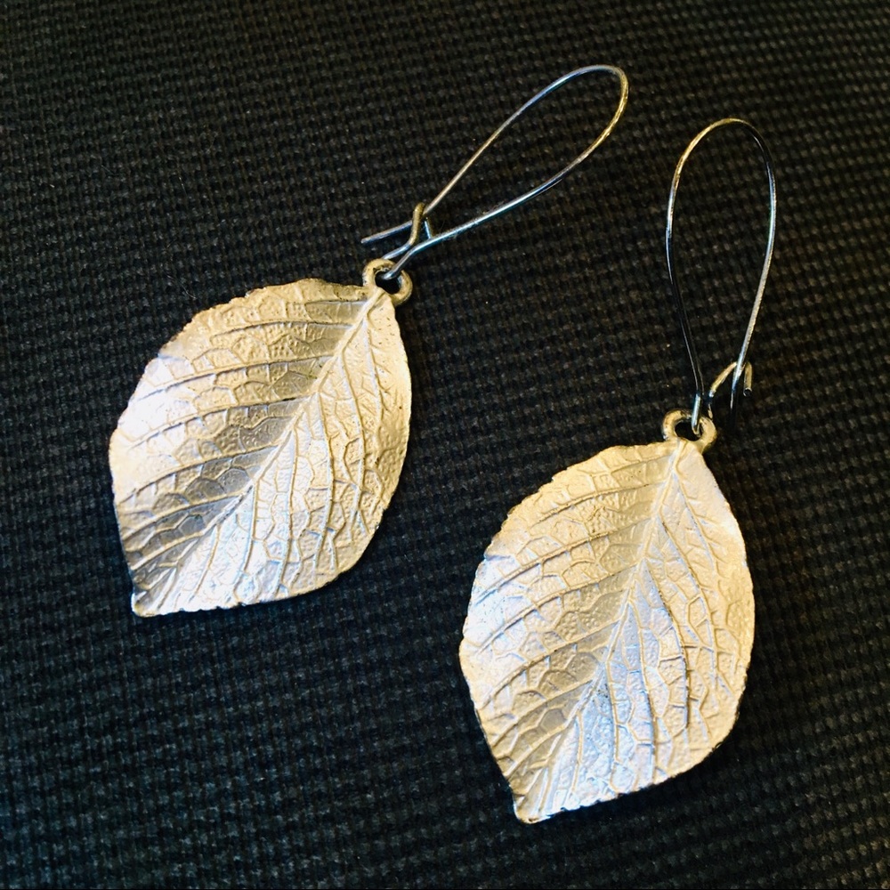 ✨Silver leaf drop earrings✨ 🍂